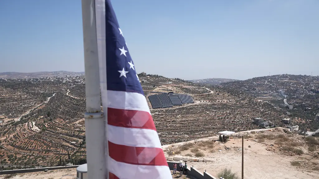 US-Bürger stellt sich gegen Siedlergewalt im Westjordanland mit Flagge