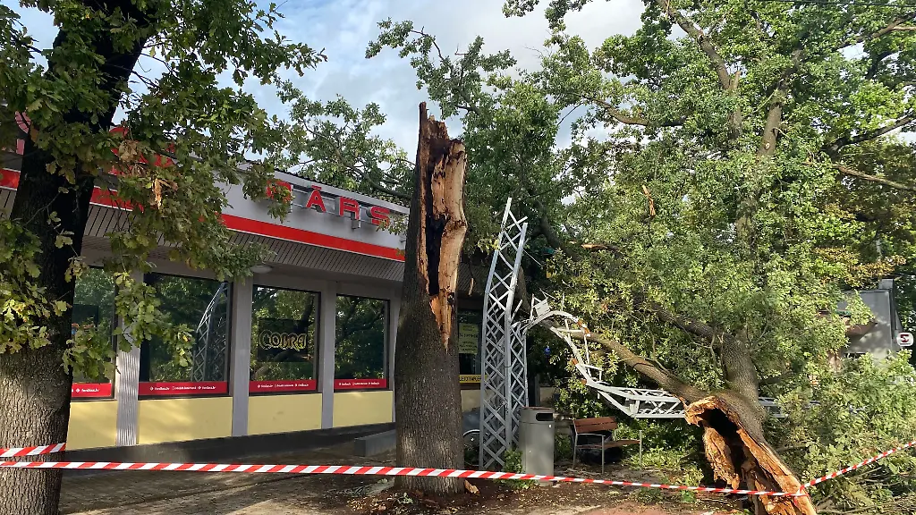 Unwetter im Baltikum: Schäden und Stromausfälle