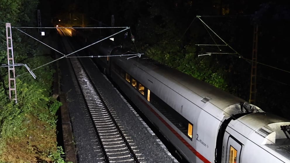 Baum stürzt in Oberleitung: Stundenlange Wartezeit für ICE-Fahrgäste