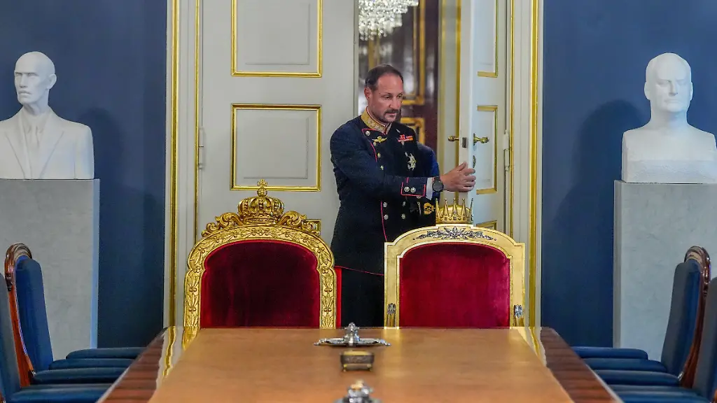 König Haakon VIII. legt Eid vor norwegischem Parlament ab