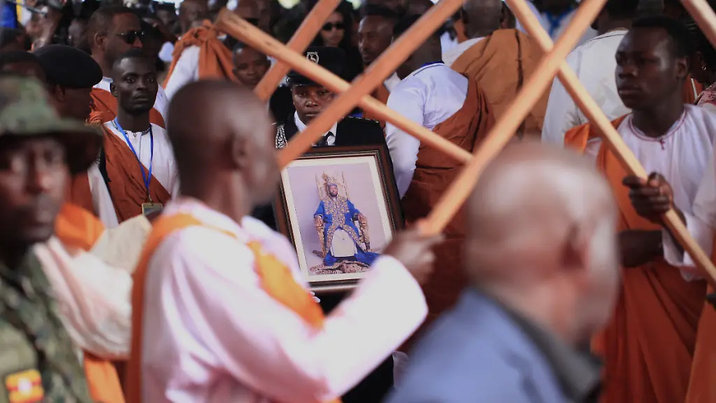 Jüngster König der Welt in Uganda beigesetzt: Trauerrituale und Nachfolge