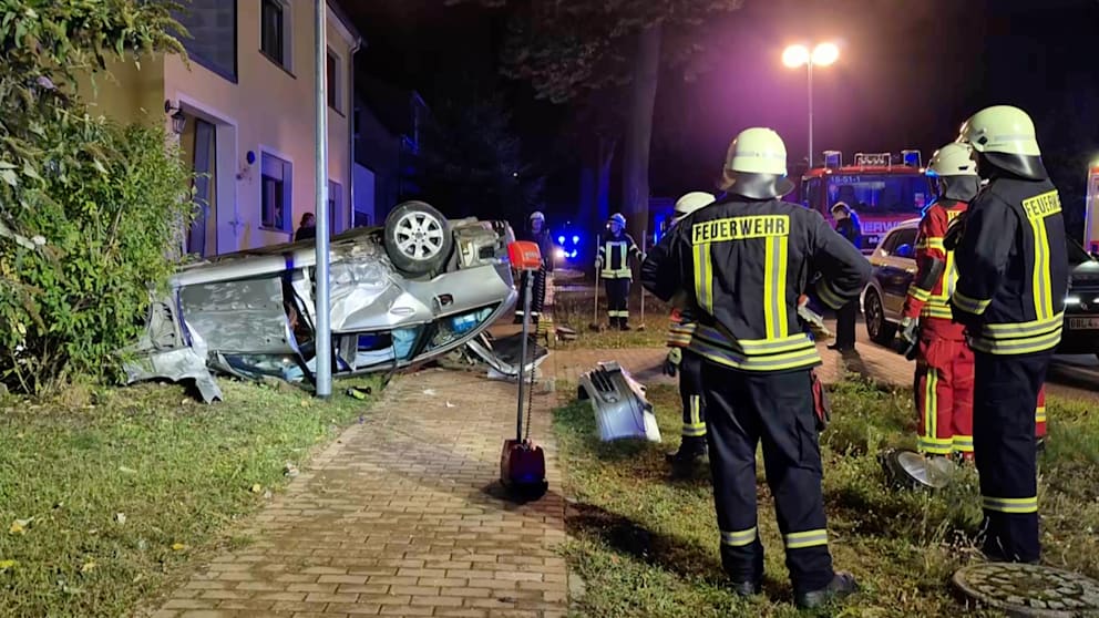 Unfall in Brandenburg: Pkw durchbricht Mauer im Vorgarten