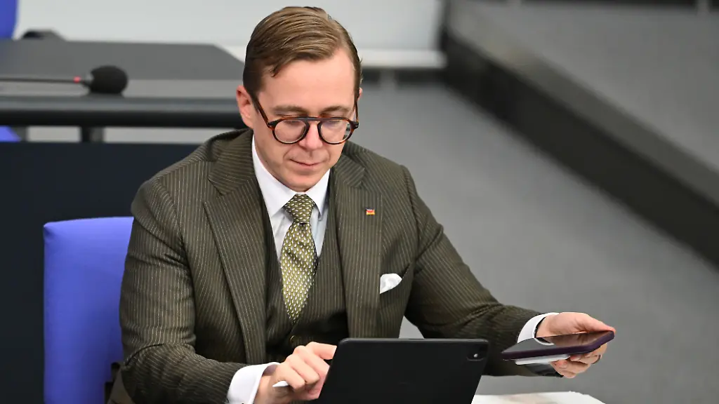 Philipp Amthors Strandkorb-Auftritt sorgt für Empörung