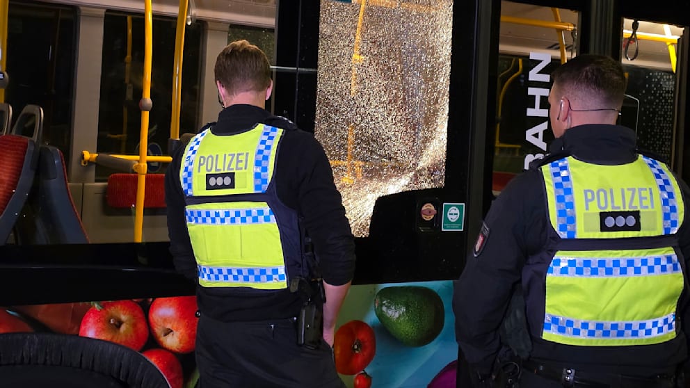 Dramatische Szenen in Hamburg – Frau sucht Schutz im Bus, dann fallen Schüsse