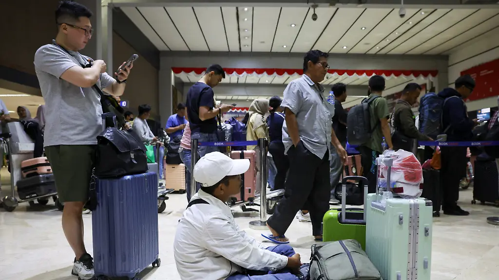 Vulkanausbruch beeinträchtigt Flughafenbetrieb in Indonesien