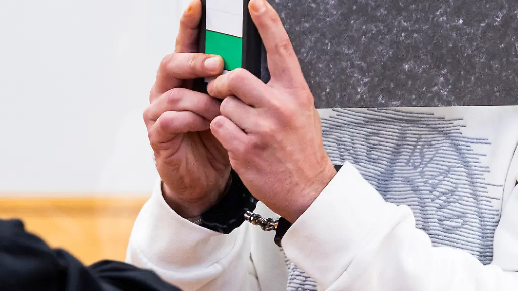 Prozessbeginn: Mann wegen Missbrauchs und Verbreitung von Videos angeklagt