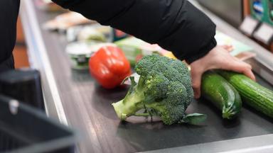 Der Anstieg der Preise von Eigenmarken gegenüber Markenprodukten