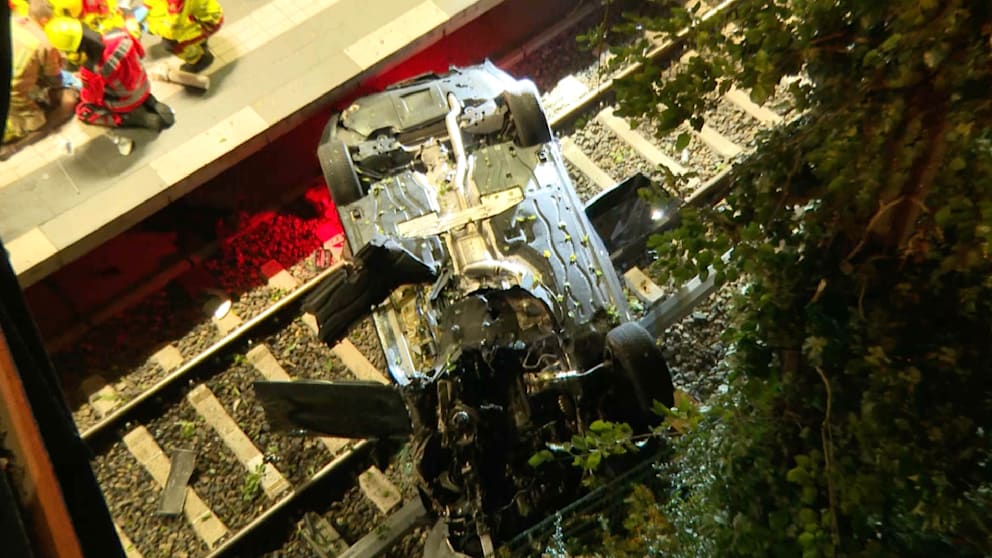 Schwerer Unfall auf Gleisen: Auto stürzt von der Brücke