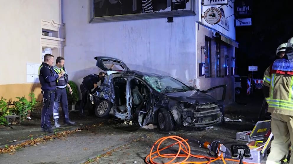 Illegales Autorennen in Köln untersucht: Fiat rast in Pizzeria und verursacht Verletzungen