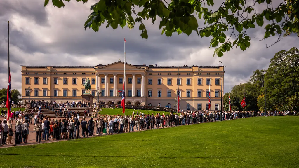 Abschied von König Harald V: Norweger nehmen Abschied in Oslo