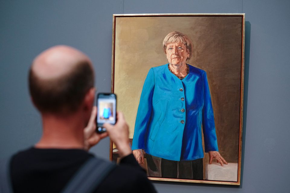 Angela Merkels Blauer Blazer: Ein Symbol der Präsenz