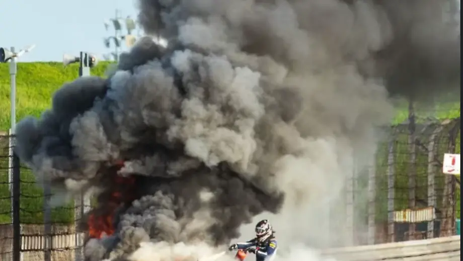 Ferrari-Pilot nach schwerem Feuerunfall von Rivalen gerettet