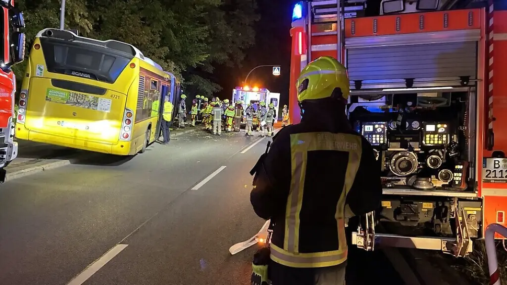Elf Verletzte nach schwerem Busunfall in Berlin