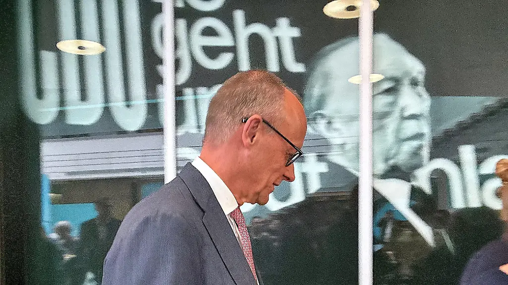 Union bleibt im Trendbarometer auf Tiefstand, AfD führt deutlich