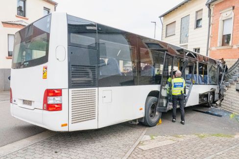 Schulbus prallt in Völklingen gegen Hauswand: Mehrere Kinder leicht verletzt