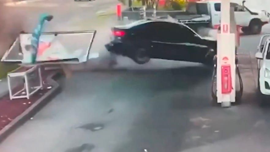 Australischer Autofahrer entgeht Unfall an Tankstelle