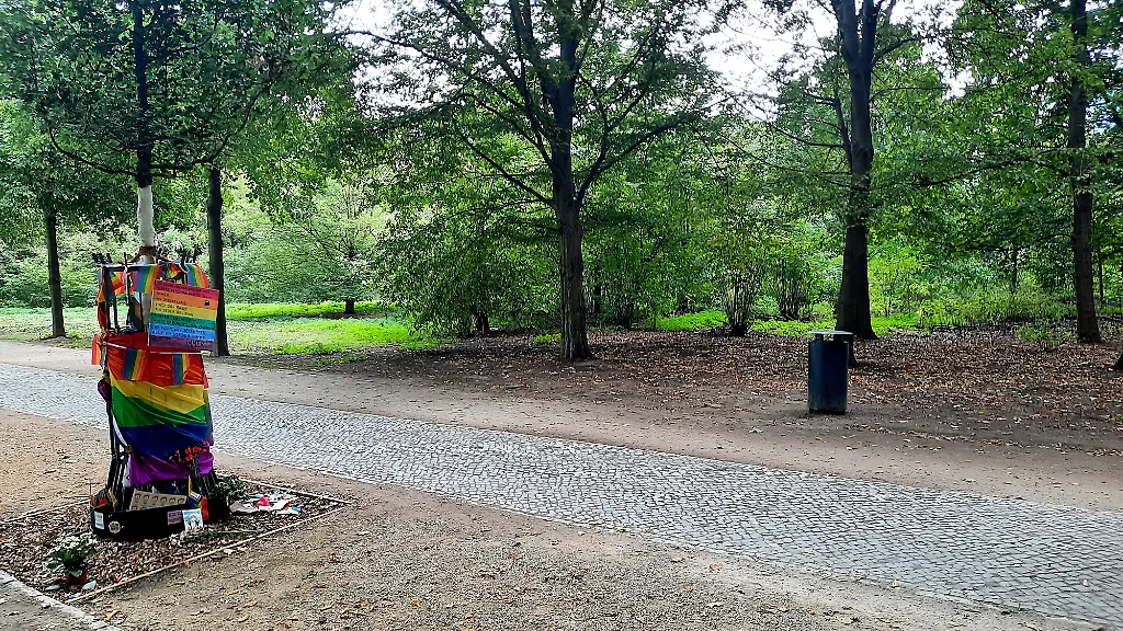 Zerstörung von Gedenkzeichen in Berlin Tiergarten