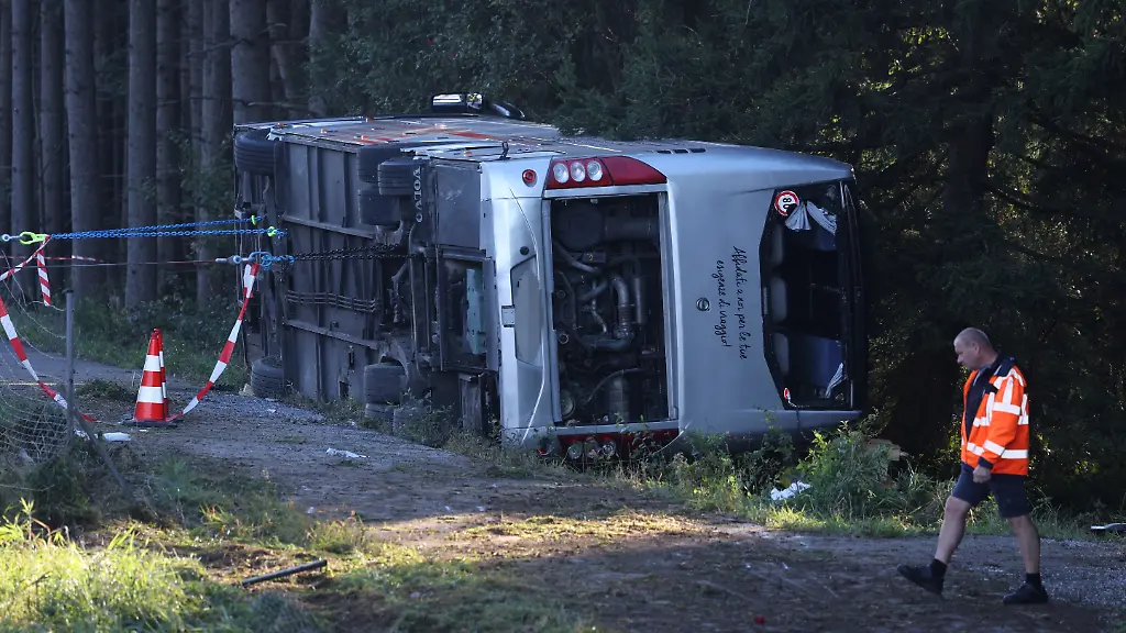 Schweres Busunglück auf der A96