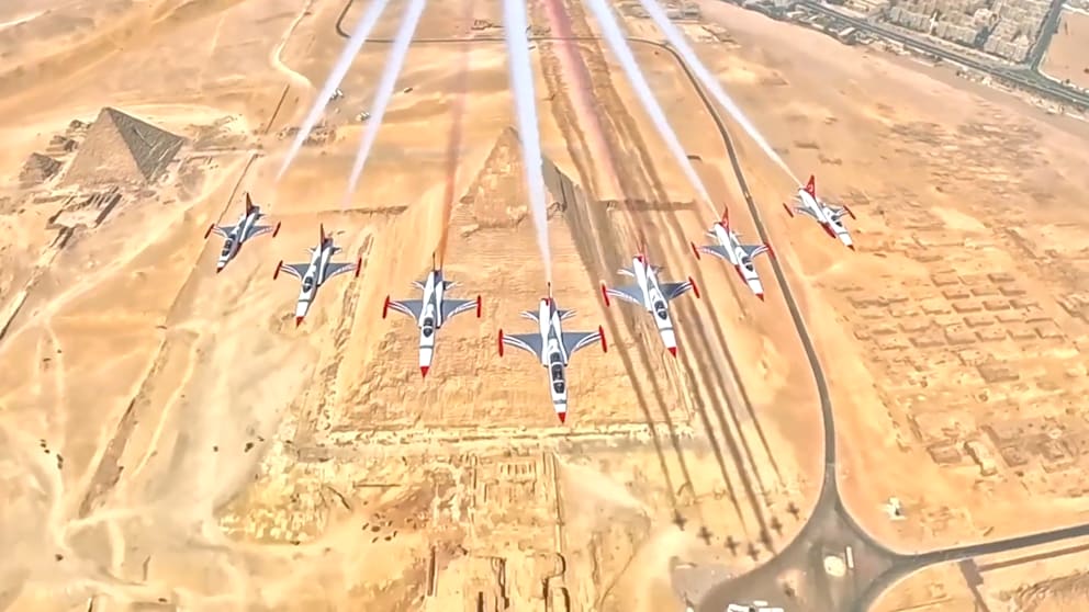 Spektakulärer Flug der „Turkish Stars“ über die Pyramiden von Gizeh