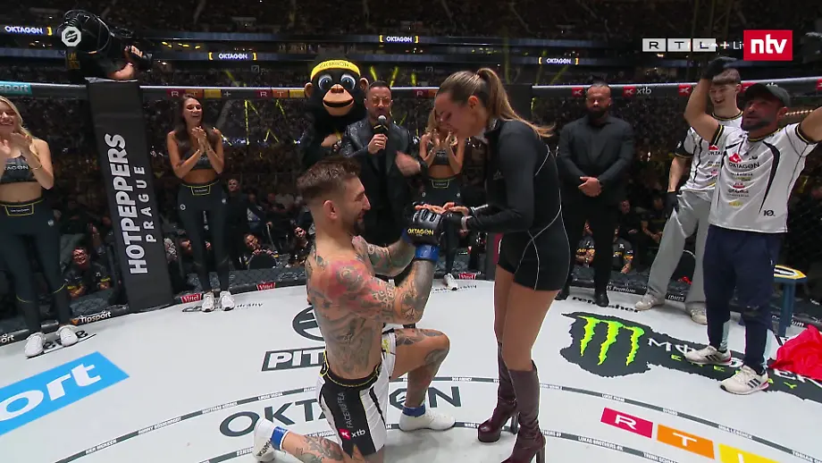 Romantischer Antrag im MMA-Käfig