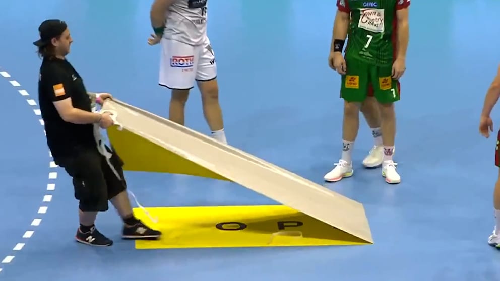 Werbeaufkleber-Vorfall beim Handballspiel des SC Magdeburg