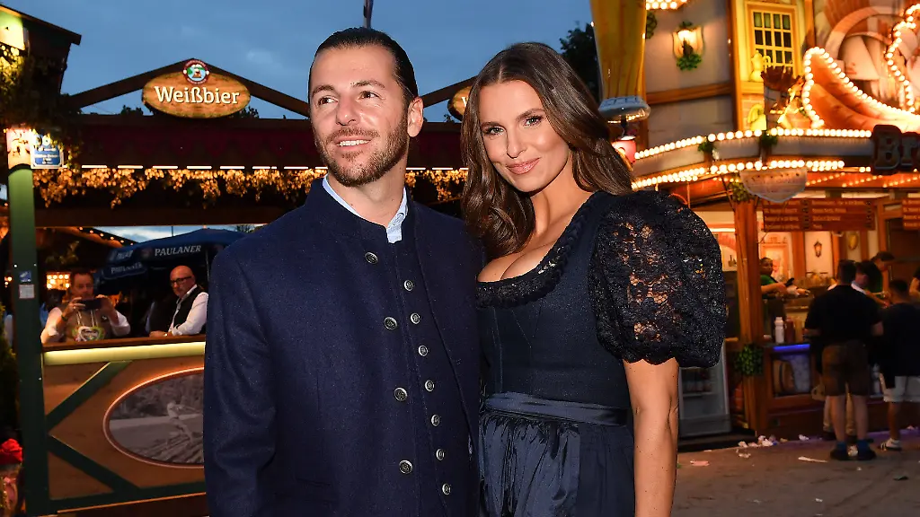 Promis beim Almauftrieb: Laura Wontorra und Riccardo Basile auf der Wiesn