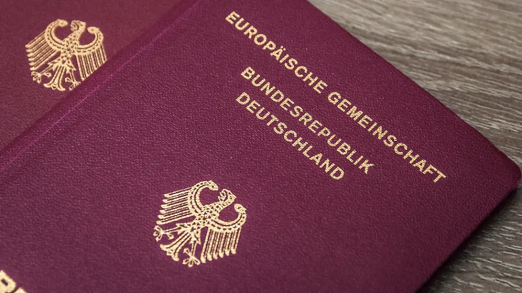 Betrüger erlangen Staatsbürgerschaft durch gefälschte Biografien