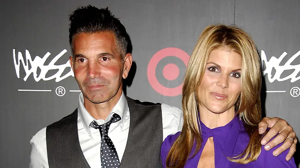 Lori Loughlin reicht nach fast 30 Jahren Ehe die Scheidung von Mossimo Giannulli ein