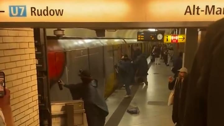 Chaoten besprühen Berliner U-Bahn mit Graffiti