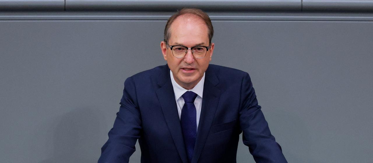 Debatte über den Innenhaushalt: Dobrindt rechtfertigt Sicherheitsetat