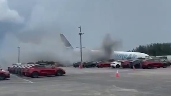 Unfall am Flughafen von Miami: Frachtmaschine von Amazon verunglückt