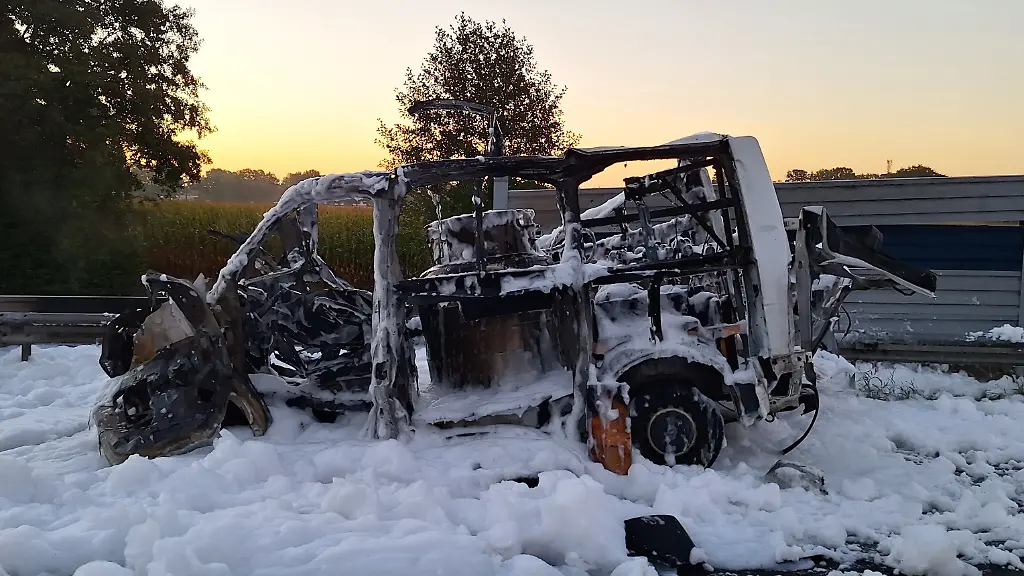 Gefahrstoff-Transporter explodiert auf der A1