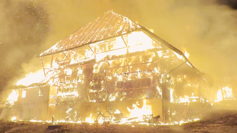 Großfeuer im Schwarzwald: Bauernhaus betroffen