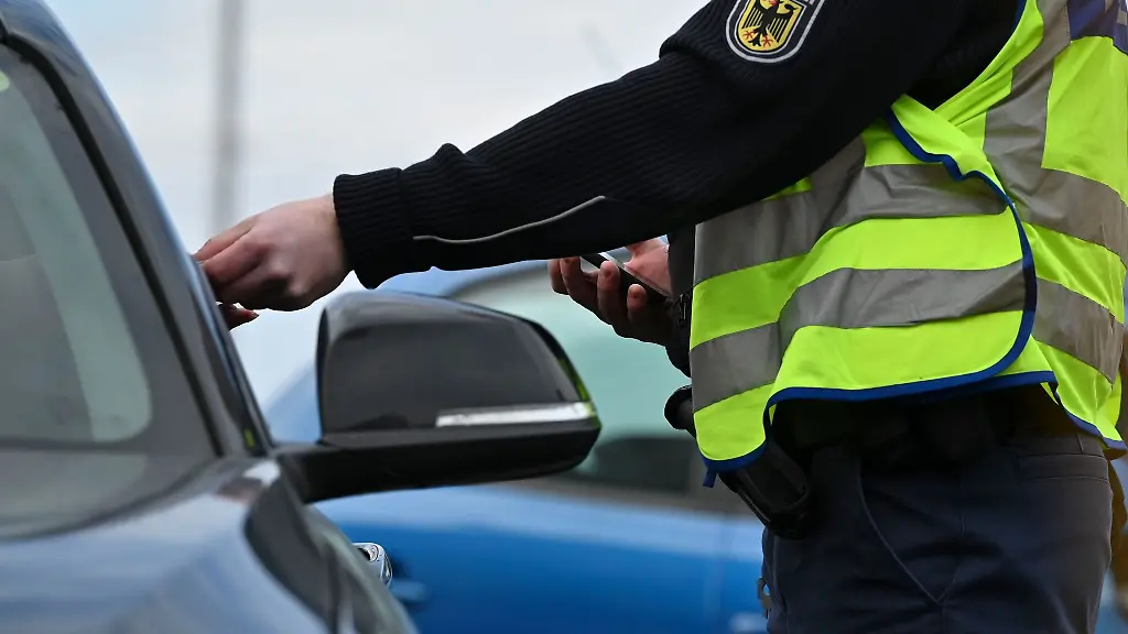 Bundespolizei stoppt überbesetztes Auto auf der A3