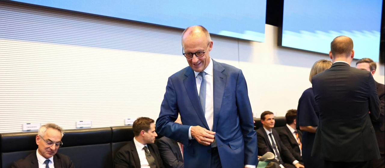 Kanzler Merz nach Wahldebakel: Herausforderungen und Zuspruch in der Unionsfraktion