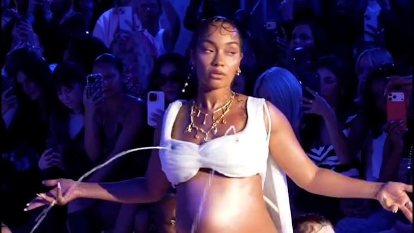 Kunstvolle Performance von Leigh-Anne Pinnock auf der London Fashion Week
