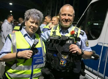 Polizisten auf der Hackerbrücke: Gute Stimmung und Sicherheit vereint