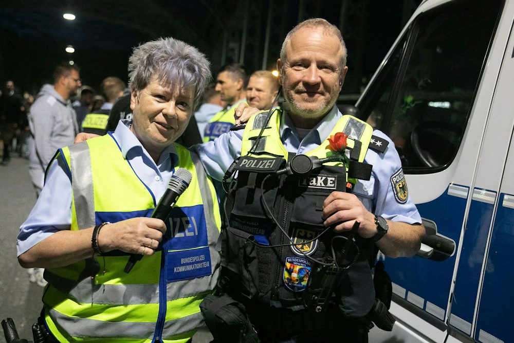Polizisten auf der Hackerbrücke: Gute Stimmung und Sicherheit vereint