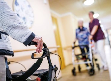 Steigende Löhne für Pflegekräfte belasten Pflegebedürftige