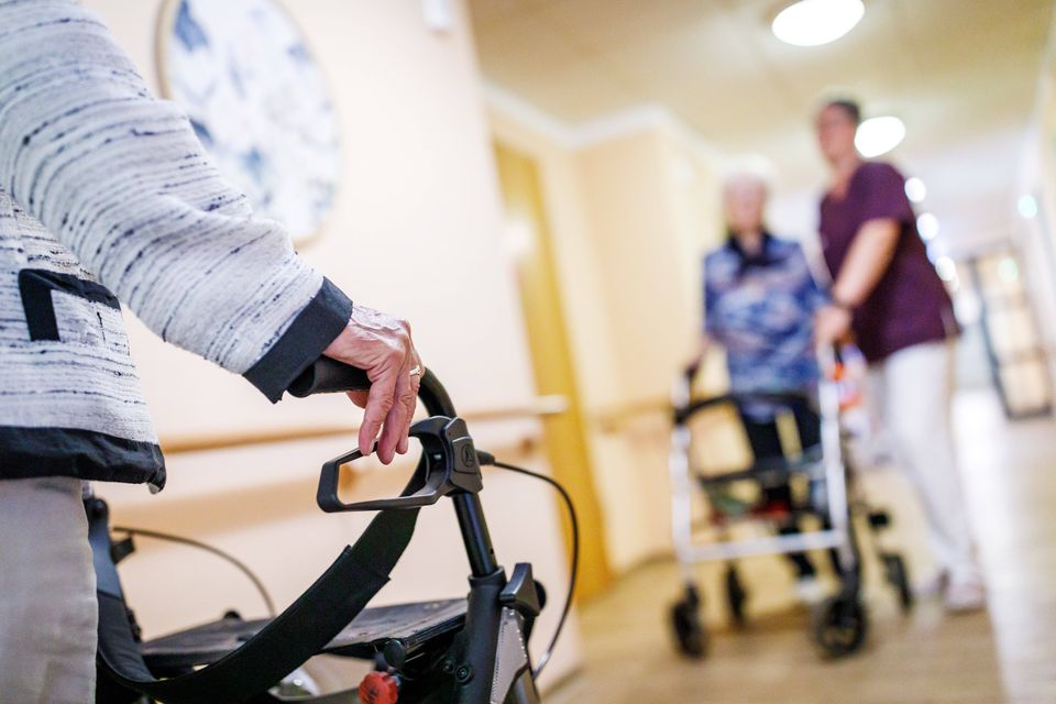 Steigende Löhne für Pflegekräfte belasten Pflegebedürftige