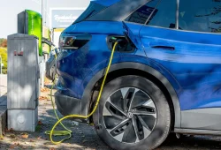 Trendumkehr im Automarkt: Preise für E-Autos und Verbrenner gleichen sich an