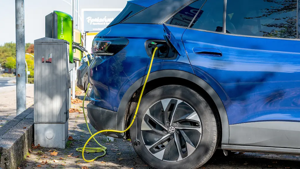 Trendumkehr im Automarkt: Preise für E-Autos und Verbrenner gleichen sich an