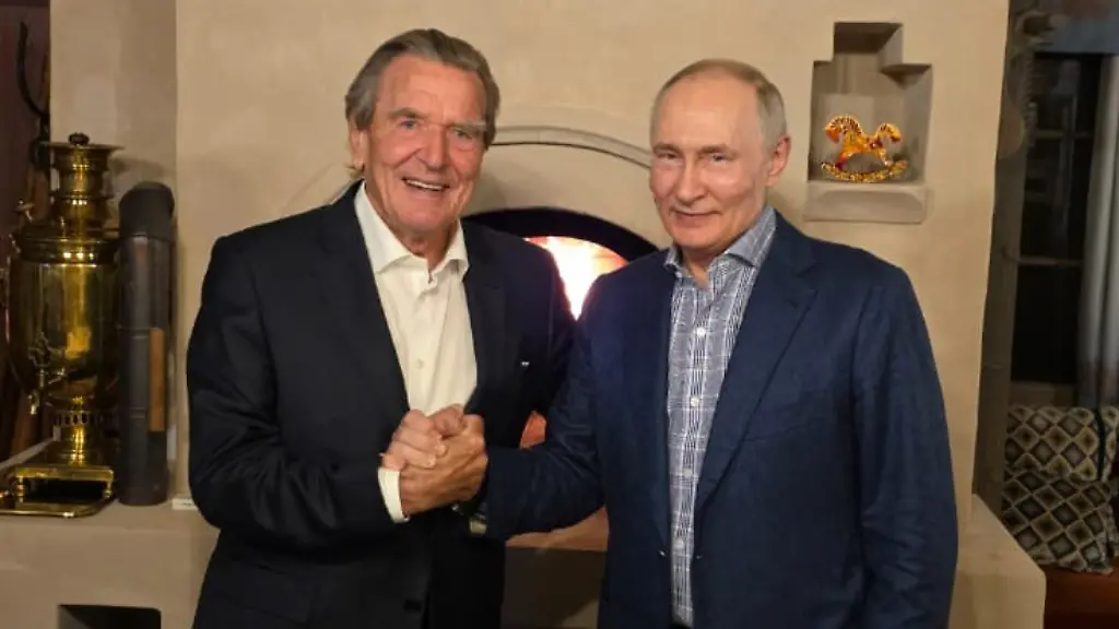 Schröders Besuch in Moskau löst Empörung aus