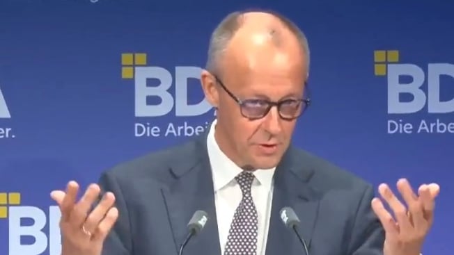Merz sorgt mit „Bruce-Willis-Stimme“ für Lacher beim Arbeitgebertag