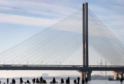 Russische Angriffe auf Dnipro-Brücke und Schule in Kiew