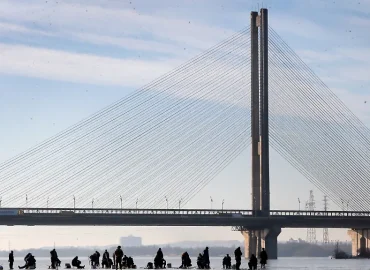 Russische Angriffe auf Dnipro-Brücke und Schule in Kiew