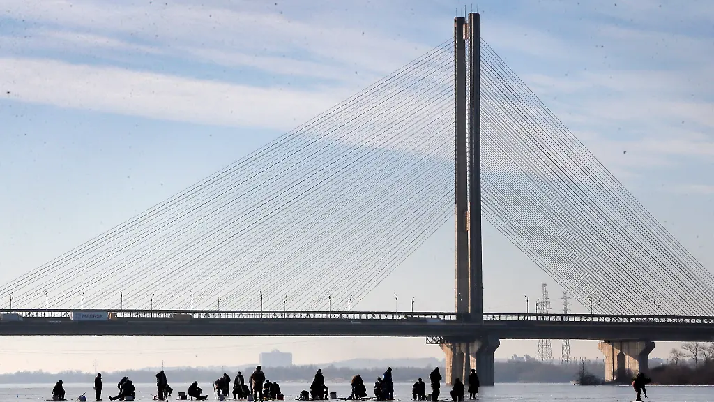 Russische Angriffe auf Dnipro-Brücke und Schule in Kiew