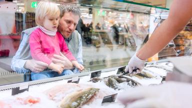 Herausforderungen im Fischkonsum: Überfischung, soziale Probleme und nachhaltige Fischerei