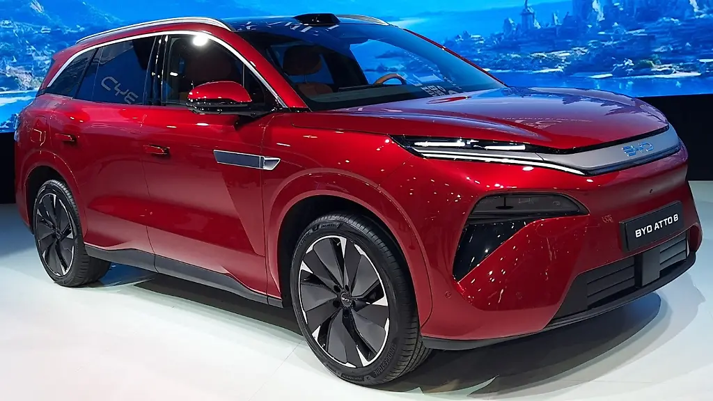 BYD präsentiert den neuen Atto 8 auf dem Autosalon in Paris