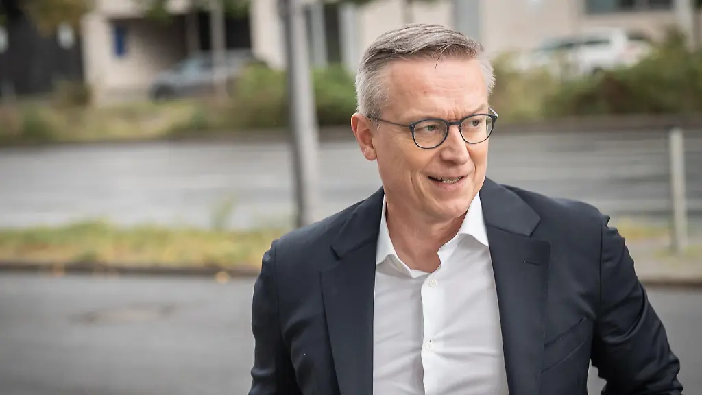 Steuer auf KI-Umsätze und staatliche Kontrolle gefordert